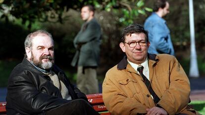 Mario Onaindia (izquierda) y Eduardo Uriarte en el parque de doña Casilda de Bilbao, con sus dos escoltas en segundo plano por las amenazas de ETA. Ambos fueron sentenciados a muerte en el proceso de Burgos.