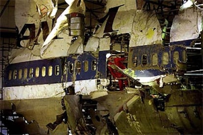 Un miembro del equipo de investigadores, entre los restos reconstruidos del avión, en una imagen de 1998.