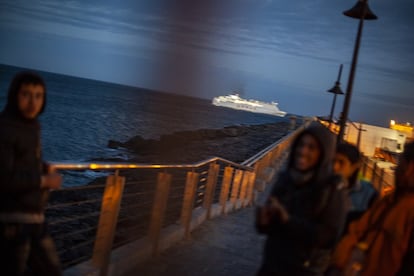 Un grupo de chavales de origen marroqu en el paseo martimo del puerto de la ciudad autnoma de Melilla.