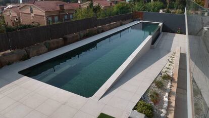 Piscina verde desbordante en una vivienda realizada por la firma MQS BE Green.