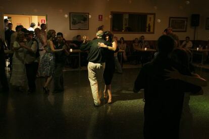Una pareja bailando un tango en Casa Valencia, de Barcelona, en el marco del tercer festival 'Barcelona, Gardel, Buenos Aires'.