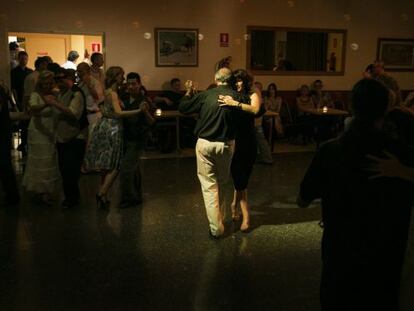 Una pareja bailando un tango en Casa Valencia, de Barcelona, en el marco del tercer festival &#039;Barcelona, Gardel, Buenos Aires&#039;. 