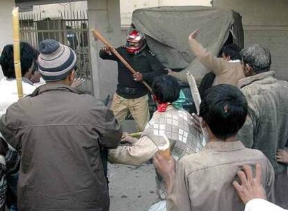 Enfrentamiento entre la policía y los seguidores de Bhutto en Gujaranwala.