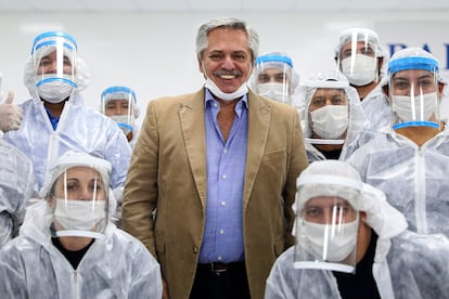 El presidente Alberto Fernández posa junto a trabajadores de una automotriz en las afueras de Buenos Aires, el 1 de mayo pasado.