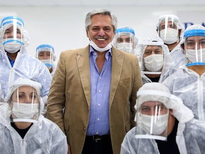 El presidente Alberto Fernández posa junto a trabajadores de una automotriz en las afueras de Buenos Aires, el 1 de mayo pasado.