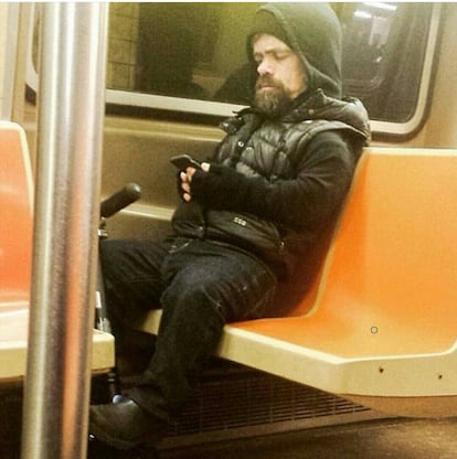 Peter Dinklage.

El actor de Juego de Tronos fue pillado en 2016 en el metro con su patín.