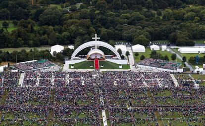 Vista aérea de los peregrinos que asisten a la misa que ha ofrecido el Papa Francisco en el santurario de Knock, el 26 de agosto de 2018, en Irlanda.
 