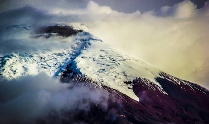 El Cotopaxi, situado a apenas 50 kilómetros al sureste de Quito (Ecuador), es la montaña más famosa del país por su inconfundible forma cónica. Cada año, miles de andinistas tratan de alcanzar su cumbre ascendiendo por su glaciar, de 10,5 kilómetros cuadrados y ahora en riesgo de desaparecer.