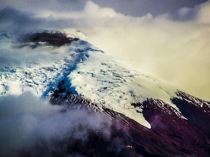 El Cotopaxi, situado a apenas 50 kilómetros al sureste de Quito (Ecuador), es la montaña más famosa del país por su inconfundible forma cónica. Cada año, miles de andinistas tratan de alcanzar su cumbre ascendiendo por su glaciar, de 10,5 kilómetros cuadrados y ahora en riesgo de desaparecer.