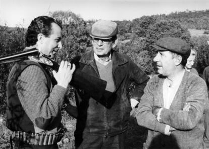 Los actores Juan Diego y Alfredo Landa junto al escritor Miguel Delibes en una pausa del rodaje de la versión cinematográfica de su novela.