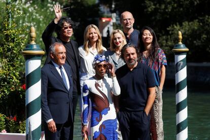 El jurado del festival de cine de Venecia: el director Bong Joon-ho, el también director Saverio Costanzo, las actrices Virginie Efira, Cynthia Erivo y Sarah Gadon, el director Alexander Nanau, la directora Chloe Zhao y Alberto Barbera, director de la Mostra, en una foto de familia el 1 de septiembre de 2021 a su llegada a la ciudad.