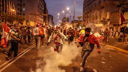 Cientos de manifestantes se manifiestan en las calles del centro de Lima.