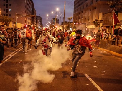 Cientos de manifestantes, a favor de Pedro Castillo y en contra del Congreso, se manifiestan en las calles del centro, el 11 de diciembre, en Lima (Perú).