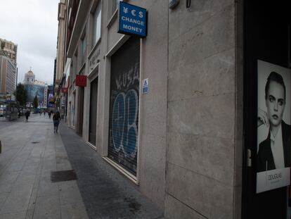 Un establecimiento cerrado en la Gran Vía de Madrid, en septiembre.