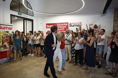 La candidata de Sumar a la presidencia del Gobierno, Yolanda Díaz, acompañada por su hija, Carmela Meizoso (camiseta roja) y el portavoz Ernest Urtasun, a su llegada a la sede del partido en Madrid. 