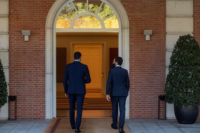 Pedro Sánchez y Pablo Casado, antes de su reunión en La Moncloa.