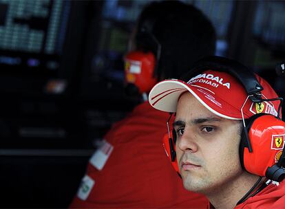 Pese a subirse de nuevo a un monoplaza, Felipe Massa tiene que ver las dos últimas carreras del mundial desde el <i>pit-lane</i>. El accidente de Hungría no le dejará reaparecer hasta la temporada 2010