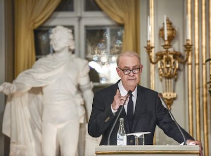 El escritor francés Patrick Modiano, durante su discurso al recoger el Nobel de Literatura.