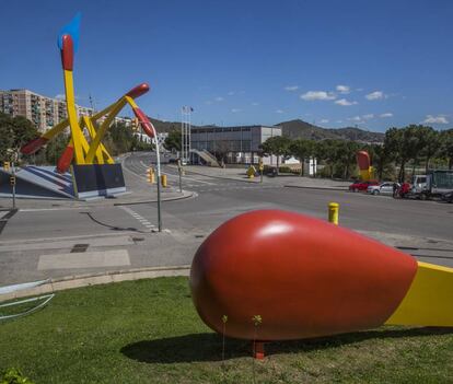 Uns llumins gegants, de l&rsquo;artista Claes Oldenburgun, art p&uacute;blic sincronitzat amb el lloc urb&agrave;.