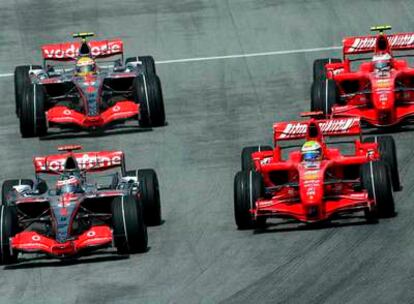 Los McLaren de Alonso y Hamilton (a la izquierda) y los Ferrari de Massa y Raikkonen.
