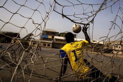 Abdul, uno de los guardametas del equipo de parasoccer de Kano, debajo de los palos.