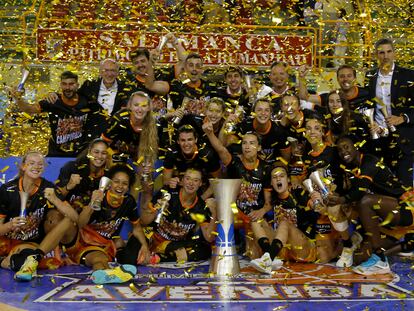 La plantilla del Valencia Basket celebra el título tras vencer al Perfumerías Avenida.