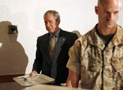 George W. Bush hace cola en el comedor de la base militar de Quantico, en Virginia (EE UU), que visitó ayer.