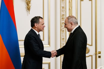 El primer ministro de Armenia, Nikol Pashinyan (a la derecha), estrechando la mano del ministro de Asuntos Exteriores holandés, Caspar Veldkamp, durante una reunión en Ereván (Armenia), el miércoles.