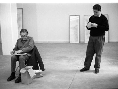 Agustí Fancelli, prenent notes al costat de l´artista John Cage, el 1991.