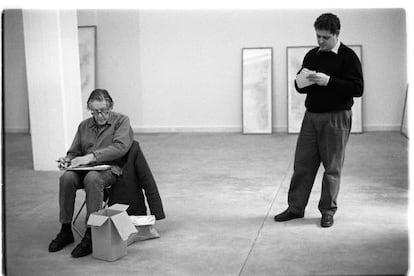 Agustí Fancelli, prenent notes al costat de l´artista John Cage, el 1991.