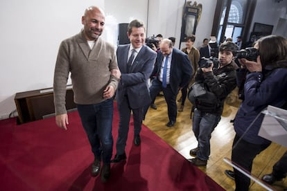 Emiliano García-Page (2i) y José García Molina (i) de Podemos, a su llegada a la rueda de prensa.