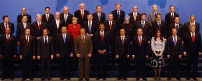 Foto de familia de los líderes de los países del G-20 en la cumbre celebrada en Pittsburgh (EE UU).