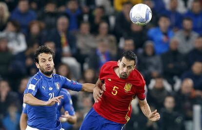 Sergio Busquets (d), después de golpear el balón.