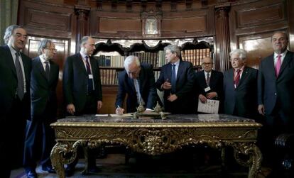 El ministre d'Afers exteriors, José Manuel García-Margallo (4i), signatura en el llibre d'honor de Fomento del Trabajo, davant el seu homòleg italià, Paolo Gentiloni (4d), l'ex primer ministre italià, Enrico Letta.