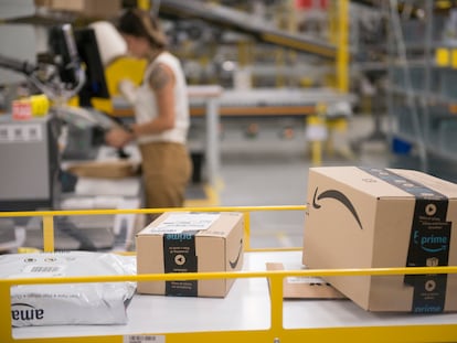 Un trabajador empaqueta productos de Amazon , en el centro logístico de Turín