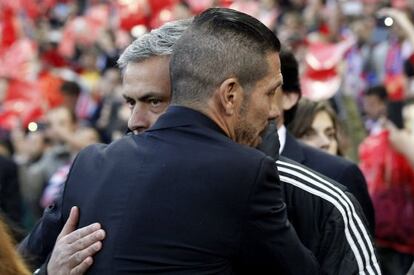 Simeone y Mourinho, durante el partido de ida. 