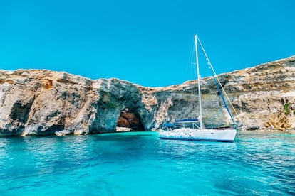 Vista de la Laguna de Cristal, en la costa oeste de la isla de Comino (Malta).