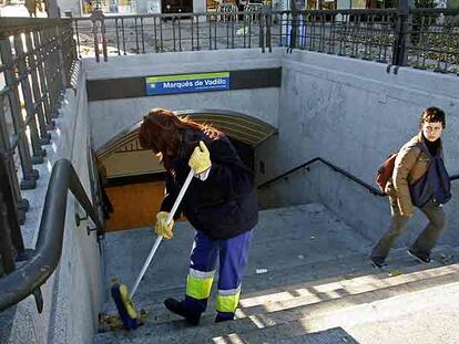 Una limpiadora del metro en los accesos de la estación de Marqués de Vadillo.