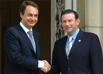 Zapatero e Ibarretxe posan para los periodistas en La Moncloa.