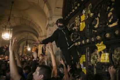 Radical protesters trying to break into the Catalan parliament on Monday night.