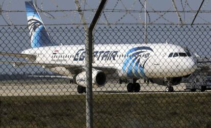 L'Airbus 320 segrestat, a la pista de l'aeroport de Làrnaca.