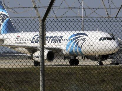 L'Airbus 320 segrestat, a la pista de l'aeroport de Làrnaca.