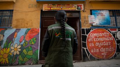 Elizabeth, de 9 años, frente a su antigua escuela. Ahora, ayuda a su familia vendiendo pañuelos en el centro de La Paz, Bolivia.