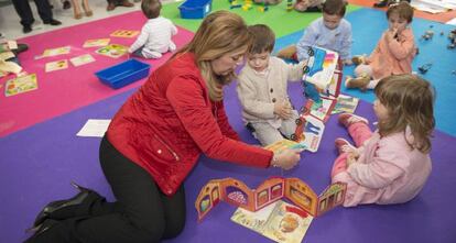 Susana Díaz en su visita este lunes a un colegio en Castellar (Jaén).