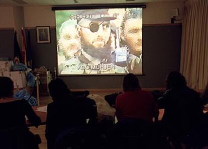 Un grupo de periodistas observa, en 2001, un vídeo en el que aparece Benyaich con un parche en un ojo.