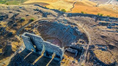 La ciudad romana de Acinipo (Ronda, Málaga), un yacimiento que describe como impresionante —“puede serlo más, puesto que solo se ha excavado un 1%”—, soporta maleza y a cabras y ovejas pastando entre las ruinas. “No es un caso único, me he encontrado vacas guardadas en el claustro de un monasterio”, apunta Álvarez, que en la guía avanza que la Junta de Andalucía, el Ayuntamiento de Ronda y la Universidad de Málaga quieren unir fuerzas para conservarlo este enclave histórico. “La Lista Roja de Hispania Nostra es dinámica, así que lo mismo que hay monumentos que entran, otros pueden salir, y hasta optar a los Premios Europa Nostra por una rehabilitación magnífica”, precisa con un optimismo incansable. Así ha ocurrido con la Real Fábrica de Hojalata de San Miguel de Ronda, en Júzcar, a unos 40 minutos en coche de Acinipo.