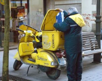 Un cartero con su moto de reparto en Lugo