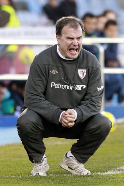 Marcelo Bielsa da instrucciones a los jugadores del Athletic desde la banda.