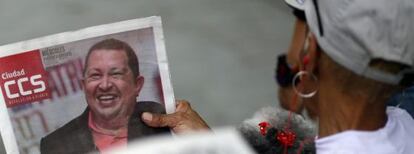 Several people at a Caracas park read newspapers about President Ch&aacute;vez&#039;s health.