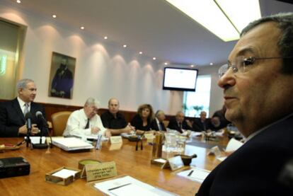 Reunión del Consejo de Ministros israelí. En primer término, a la derecha, el ministro laborista Ehud Barak.